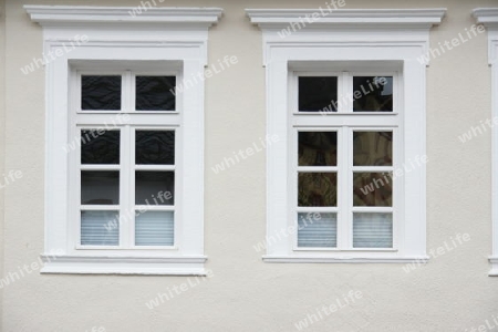 2 gleiche Fenster in heller Fassade