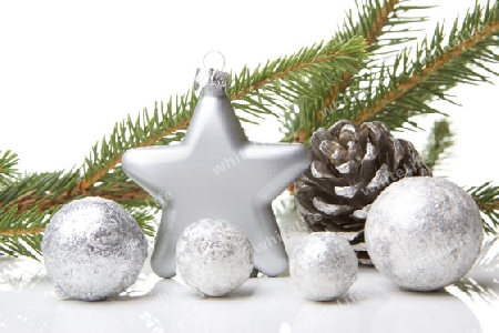 Weihnachten, Dekoration mit Tannenzweig, Tannenzapfen, Weihnachtsstern silber