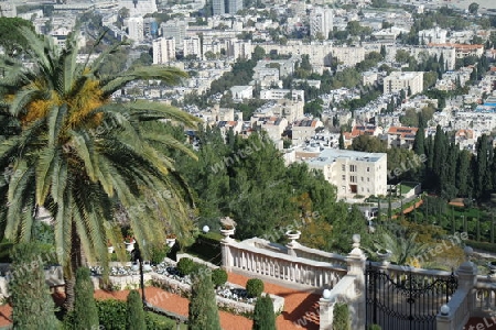 Blick über die Bahai Gärten auf Haifa. Israel