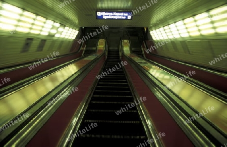 Eine Rolltreppe zu einer Metro Station in der Hauptstadt von Ungarn in Osteuropa..