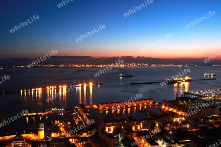 Blick auf Hafen von Gibraltar und Bucht von Algeciras bei Nacht