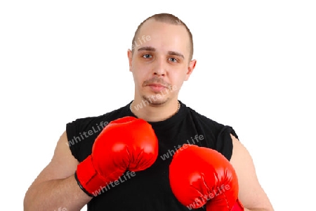 Junger Mann mit Boxhandschuhen auf weissem Hintergrund