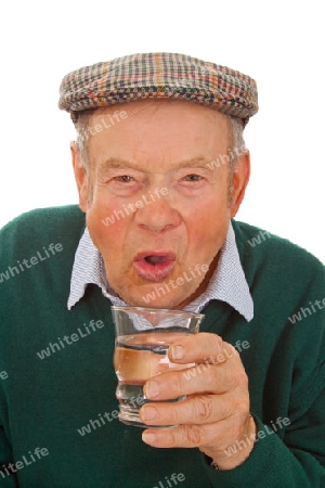 Senior mit Wasserglas auf hellem Hintergrund