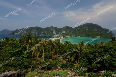 The view from the Viewpoint on the Town of Ko PhiPhi on Ko Phi Phi Island outside of the City of Krabi on the Andaman Sea in the south of Thailand. 