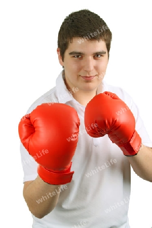 Junger Mann mit Boxhandschuhen