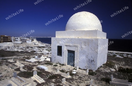 Ein friedhof und ein Spycher an der Mittelmeerkueste in Mahdia im Nordosten von Tunesien in Nordafrika.