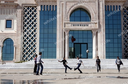 Afrika, Nordafrika, Tunesien, Tunis
Junge Fussballer spielen auf dem Place de la Kasbah bei der Medina oder  Altstadt der Tunesischen Hauptstadt Tunis. 






