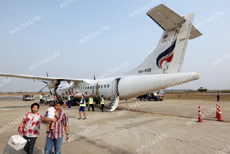 Ein Flugzeug der Bangkok Airlines auf dem Flugplatz in Sukhothai in der Provinz Sukhothai im Norden von Thailand in Suedostasien.