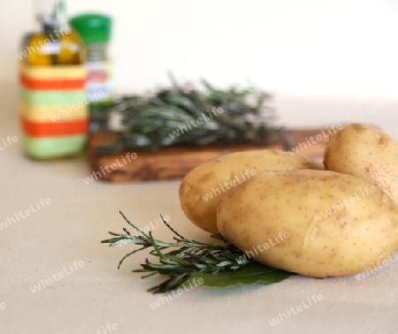 Zutaten zum vorbereiten gebackene kartoffeln mit rosmarin und lorbeer