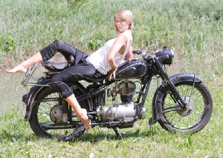 Junge Frau auf Motorrad 