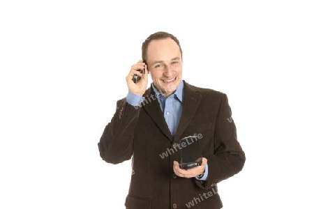 junger Mann in braunem Anzug, Handy und PDA
