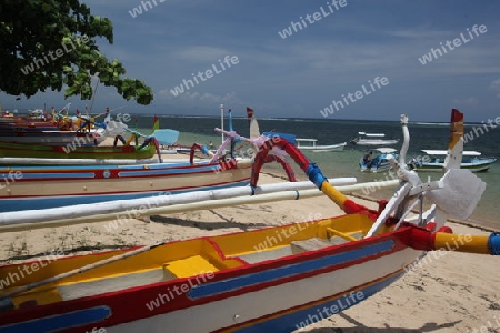 Der Strand mit traditionellen Fischerbooten in Sanur in suedwest  Bali auf der Insel Bali in Indonesien..
