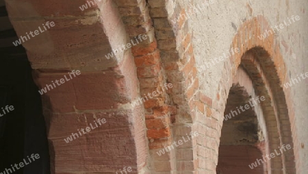 gemauerte Rundb?gen, in einer Mauer, aus Klinker und Sandsteinquader im r?mischen Stil