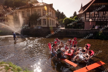 Ein Sommerfest in der Altstadt von Schiltach im mittleren Schwarzwald  im Sueden von Deutschland.