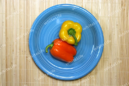 Paprikaschoten auf einem Teller mit hellem Hintergrund