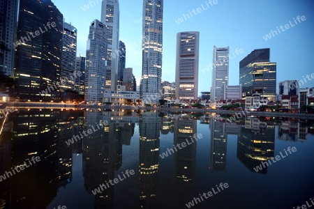 Die Skyline im Bankenviertel am Boat Quay von Singapur im Inselstaat Singapur in Asien.