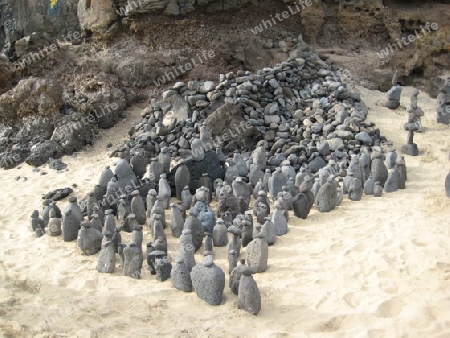 Steinfiguren am Strand