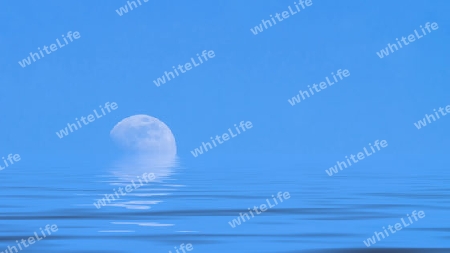 Mond ?ber dem blauen weiten Meer mit Reflexionen