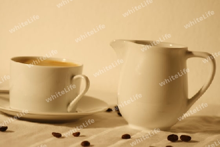 Kaffeeservice auf einen Tisch; Tasse mit Unterrasse und Milchschale