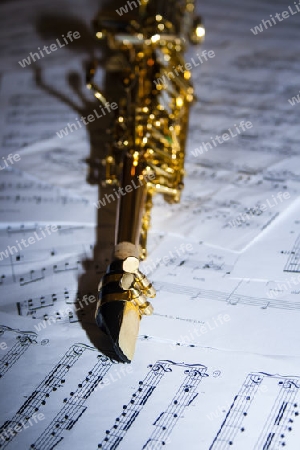 Ein Sopransaxophon liegt auf Noten