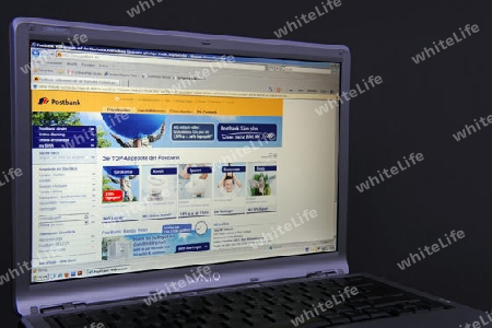 Website, Internetseite, Internetauftritt der Postbank auf Bildschirm von Sony Vaio  Notebook, Laptop