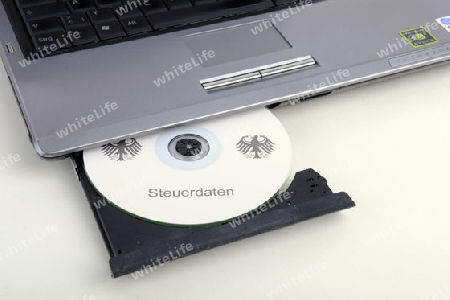 CD mit Kundendaten in einem Computerlaufwerk,  Symbolbild fuer illegalen Handel mit Kundendaten, Steuersuender, Steuerhinterzeihung, Steuerflucht
