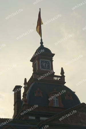 abendliche Sicht auf den Turm, mit Uhr und Fahne, von Schloss Phillipsruhe in Hanau