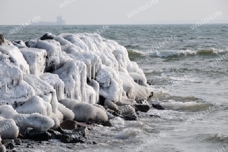 Eingefrorener Wellenbrecher an der Ostsee
