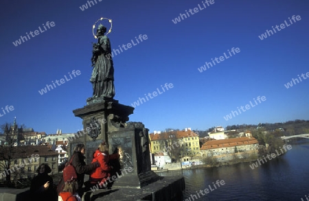 Auf der Karlsbruecke ueber dem Vltava Fluss von Prag der Hauptstadt der Tschechischen Republik.