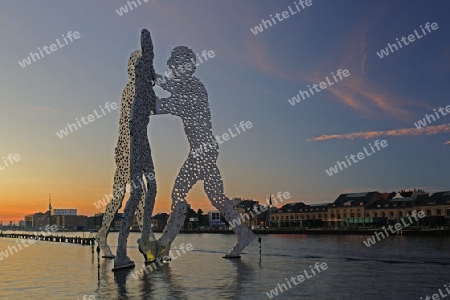 Molecule Men, 30 Meter hohes Kunstwerk aus Aluminium ,  Bildhauer Jonathan Borofsky, in der Spree stehend bei Sonnenuntergang ,  Berlin, Deutschland, Europa oeffentlicherGrund