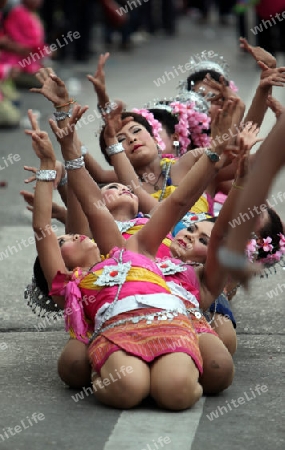 Eine traditionelle Tanz Gruppe zeigt sich an der Festparade beim Bun Bang Fai oder Rocket Festival in Yasothon im Isan im Nordosten von Thailand. 