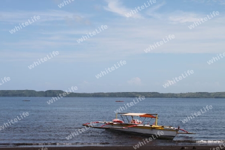 Ein Fischerboot liegt am Strand der Region Bacacay auf den Phillipinen