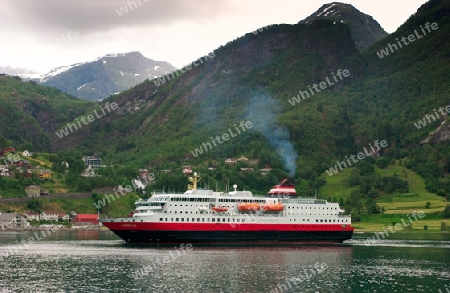 Hurtigrutenschiff im Geirangerfjord