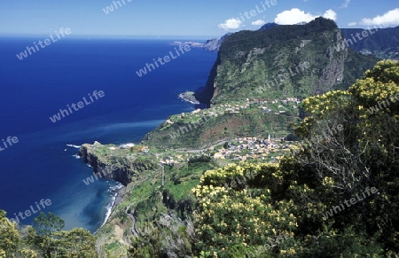 Die Kuesten Landschaft im Norden der Insel Madeira im Atlantischen Ozean, Portugal.