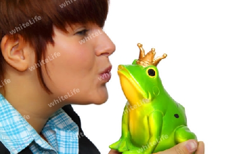 Junge Frau mit Kussmund und einer Froschk?nig Figur