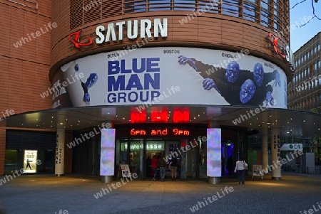 Theater der Blue Man Group abends am Potsdamer Platz, Berlin, Mitte, Deutschland, Europa, oeffentlicherGrund