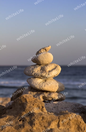 mehrere Steine gestapelt auf einem Felsen am Meer