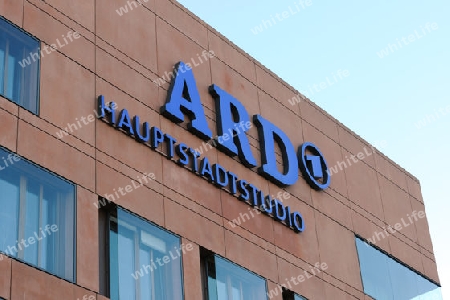 Schriftzug an der Fassade des ARD Hauptstadtstudio, Berlin, Deutschland, Europa, oeffentlicher Grund