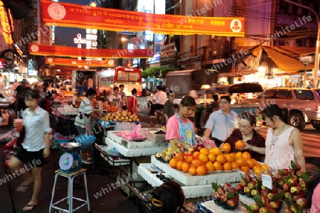 Eine Marktstrasse im China Town von Bangkok der Hauptstadt von Thailand in Suedostasien