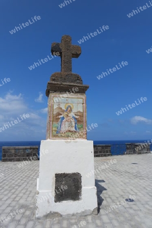 Kreuz vor Wallfahrtskirche. Ischia