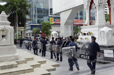 Polizisten sichern das Gebiet waehrend einer Demonstration in der Innenstadt um Pratunam in der Hauptstadt Bangkok von Thailand in Suedostasien.