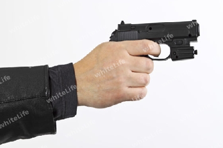 M?nnliche Hand mit Feuerfaustwaffe auf weissem Hintergrund