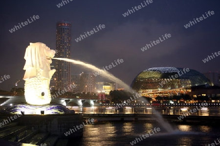 Das Esplanade Theater an der Marina Bay und der Merlion Brunnen von Singapur im Inselstaat Singapur in Asien. 