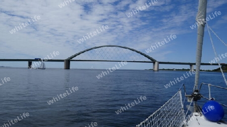 Segelyacht nähert sich Fehmarnsundbrücke