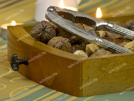 Walnuesse, Haselnuesse und Erdnuesse in einer Schublade mit einem Nussnacker