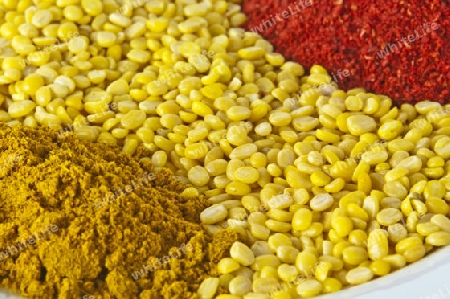 Dal,indische gelbe Linsen mit indischen Gewrzen Curry und Garam masala