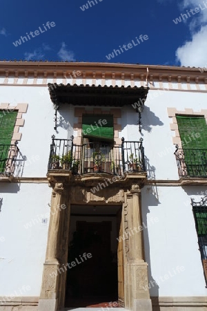 Weisse Hausfassade in Ronda, Andalusien