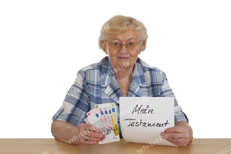 Seniorin mit Testament und Euroscheinen freigestellt auf weissem Hintergrund