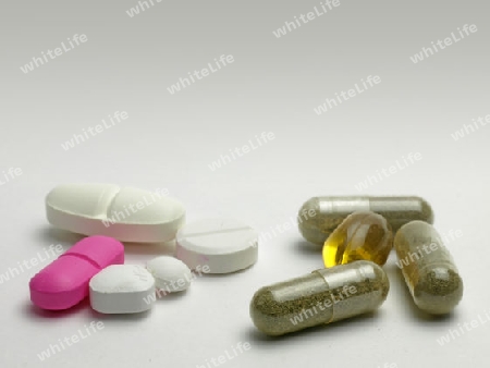 verschiedene Tabletten und Kapseln
