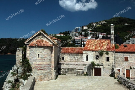 Die Altstadt in der Adria Stadt Budva mit vielen neuen Appatementhausern in Montenegro im Balkan am Mittelmeer in Europa.